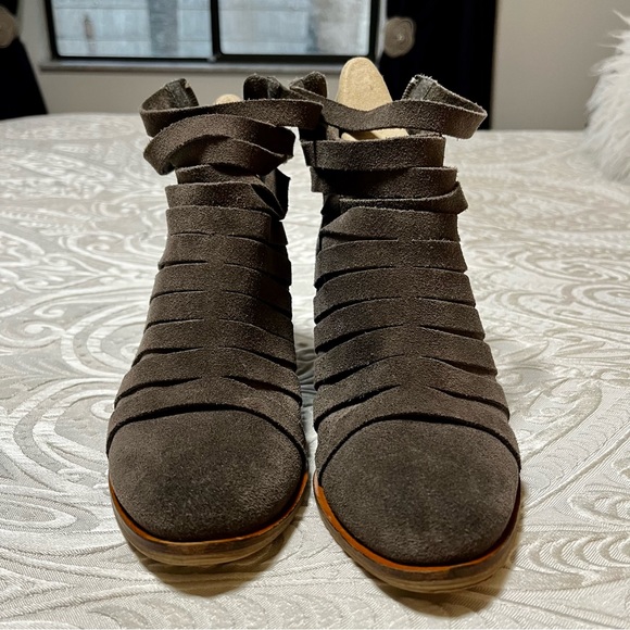 Chinese Laundry Suede bootie boots. Size 6. Taupe color. - Picture 2 of 15